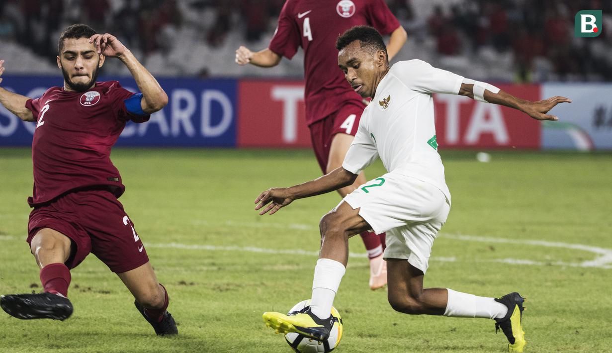 Gelandang Timnas Indonesia, Todd Rivaldo, menggocek pemain Qatar pada laga AFC U-19 Championship di SUGBK, Jakarta, Minggu (21/10). Indonesia kalah 5-6 dari Qatar. (Bola.com/Vitalis Yogi Trisna)