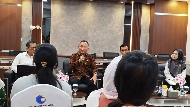Para mantan pemain Oriental Circus Indonesia (OCI) menemui Wakil Menteri Hak Asasi Manusia (Wamen HAM) Mugiyanto, Selasa (15/4/2025).