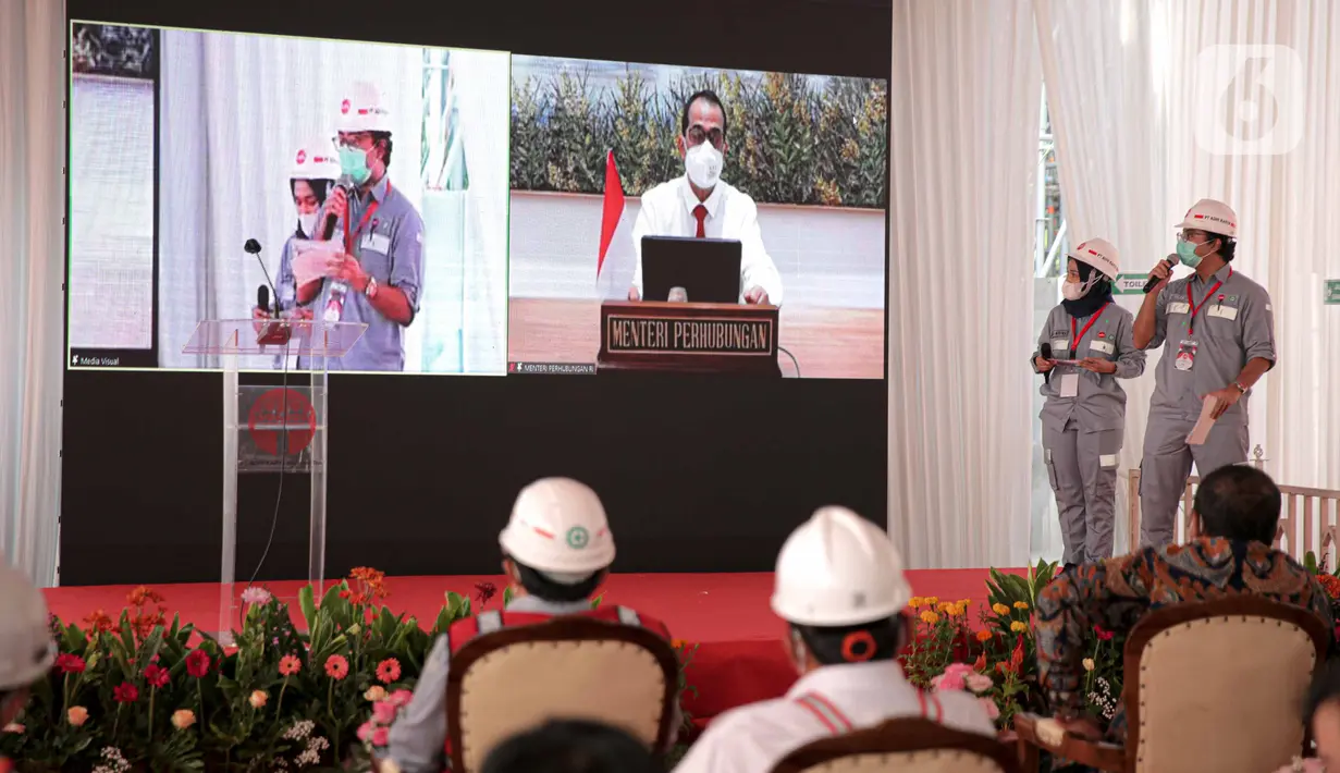Menteri Perhubungan Budi Karya Sumadi menandatangain prastati usai seremoni penyambungan jembatan bentang panjang dengan struktur lintasan U-Shape Girder di LRT dukuh Atas, Jakarta, Rabu (11/11/2020). Total panjangnya 44 kilometer dan sudah terpasang U-Shaped Girder. (Liputan6.com/Faizal Fanani)