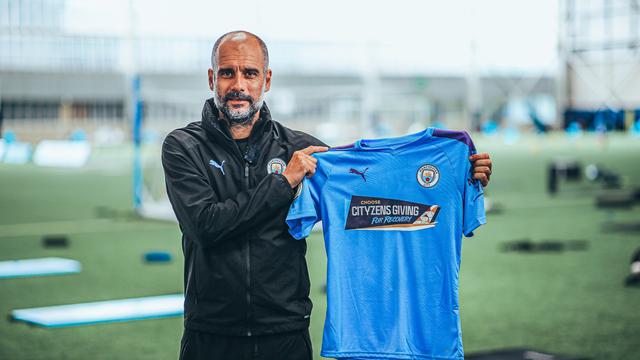 Pelatih Manchester City, Pep Guardiola, dengan jersey khusus