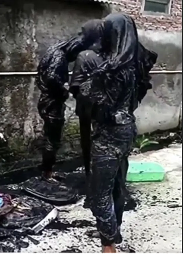 Tiga Siswi Boncengan Motor Nyungsep ke Selokan Penuh Lumpur, Netizen: Cewek Mamba