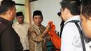 Fuad Amin Imron melepas baju tahanan KPK usai menjalani sidang di Pengadilan Tipikor, Jakarta, Rabu (13/5/2015). Fuad terlibat kasus dugaan suap jual beli pasokan gas alam di Gresik dan Gili Timur, Bangkalan. (Liputan6.com/Helmi Afandi)