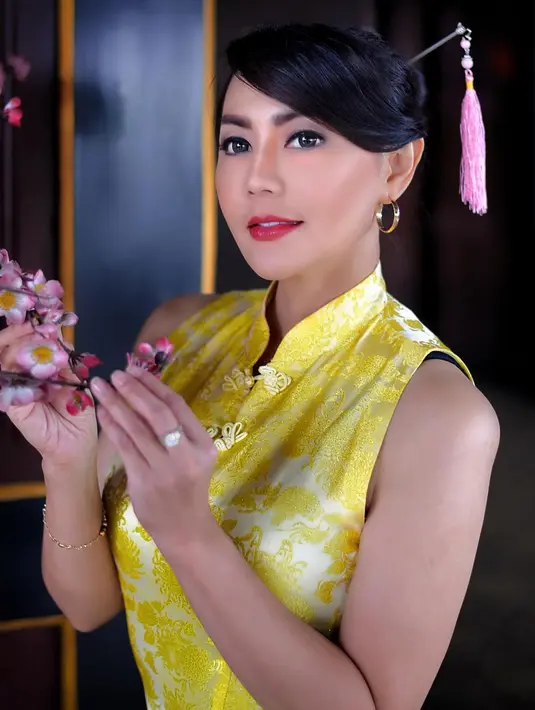 "Kalo dulu anak-anak itu kayak lebih gampang saya atur. kalo sekarang nggak bisa, karena udah gede. Jadi ya mereka punya pemikiran sendiri yang belum tentu, misalnya dulu saya suka bajunya samaan, sekarang nggak mau disamain," ucapnya. (Instagram/tessakaunang_tuiit)