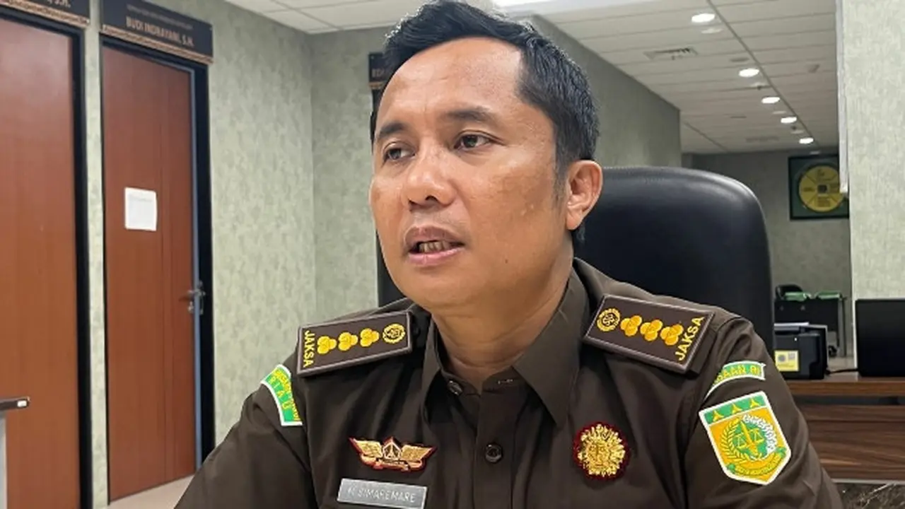 Asisten Intelijen Kejati Riau Marcos memberikan keterangan terkait dugaan jaksa terima suap dari perkara narkoba.