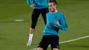 Penyerang Real Madrid, Gareth Bale mengontrol bola saat latihan di Abu Dhabi, Uni Emirat Arab,(11/12). Madrid akan menghadapi klub Uni Emirat Arab, Al Jazira pada laga semifinal Piala Dunia klub. (AP Photo/Hassan Ammar)