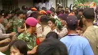 Pedagang asongan di Stasiun Walikukun, Ngawi, diusir satuan Marinir karena tidak dibolehkan berdagang. Aksi kekerasan tak terhindarkan.