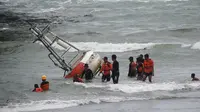 Petugas Evakuasi benda mengapung di Peraian Pantai Baron yang di duga EWS ( Early Warning System)