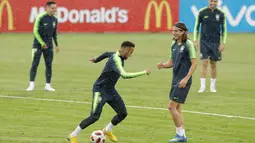 Pemain Brasil, Neymar (dua kiri) dan Filipe Luis (dua kanan) berlatih dengan rekan setimnya jelang menghadapi Belgia dalam perempat final Piala Dunia 2018 di Stadion Tsentralny, Kazan, Rusia, Kamis (5/7). (AP Photo/Andre Penner)