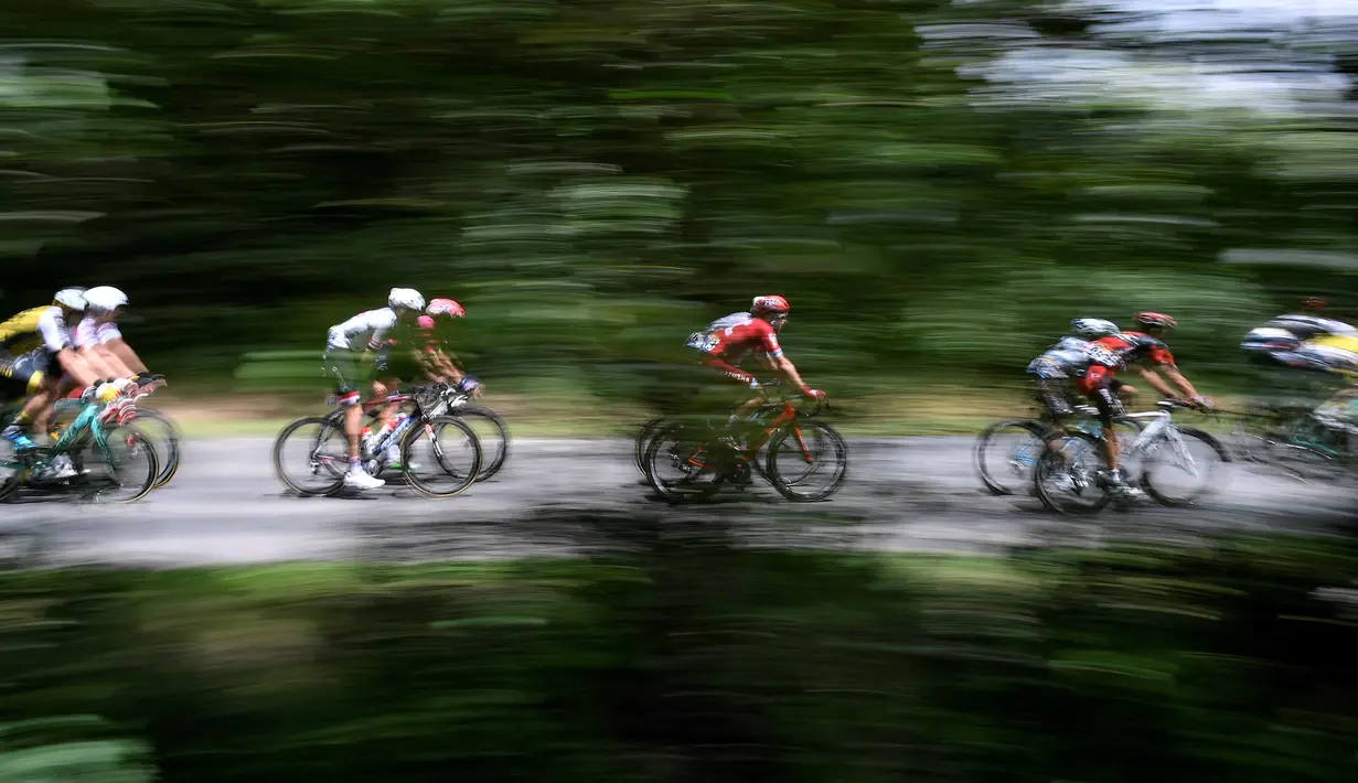 Pebalap berpacu pada track sepanjang 237,5 km pada edisi 103 Tour de France antara Saumur dan Limoges, (5/7/2016). (AFP/Jeff Pachoud)