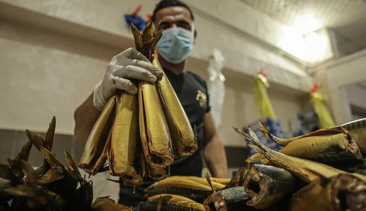 Ini adalah hidangan yang populer yang hanya disajikan setahun sekali sebagai hidangan tradisional yang hanya dimakan saat Idul Fitri. (Photo by SAID KHATIB / AFP)