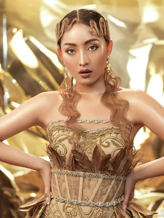 Potret Natasha dengan gaya makeup nude ini juga tak kalah menarik. Tampil dengan nude makeup, pulasan eyeshadow warna coklat dan emas membuat matanya terlihat lebih tegas. Ditambah dengan blush on warna brick, lipgloss warna nude coklat dan highlighter yang membuat tampilannya makin sempurna. (Instagram/natashawilona12).