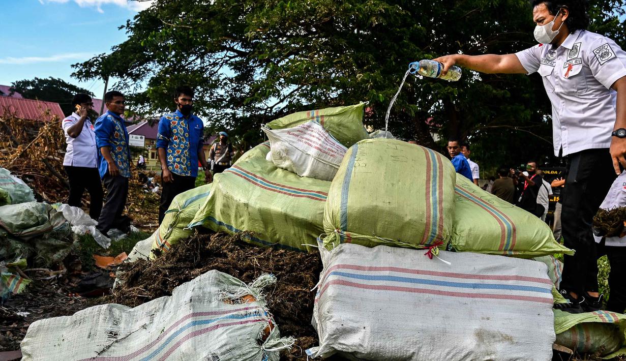 Polda Aceh menahan 22 orang tersangka terkait kasus peredaran barang haram ini. (Chaideer MAHYUDDIN/AFP)