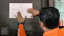 Kepala Dinas Kebersihan DKI Isnawa Adji menempelkan kertas penyegelan salah satu unit di asrama Dinas Kebersihan di Lenteng Agung, Jakarta, Jumat (30/9). Penyegelan sesuai dengan peraturan mengenai penempatan rumah dinas (Liputan6.com/Yoppy Renato)