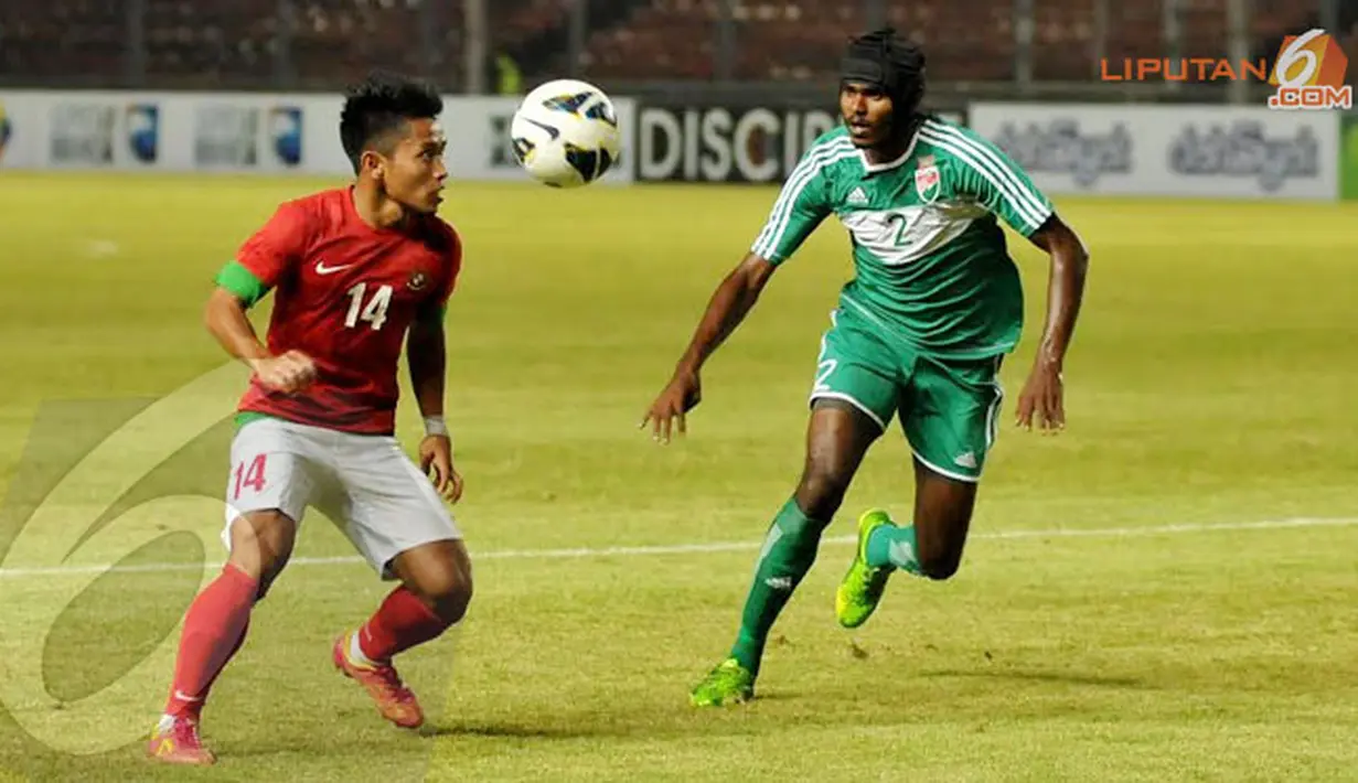 Pemain timnas, Andik Vermansyah (nomor 14) berusaha mempertahankan bola dari kejaran pemain Maladewa, Ali Fasir (Liputan6.com/Helmi Fithriansyah)