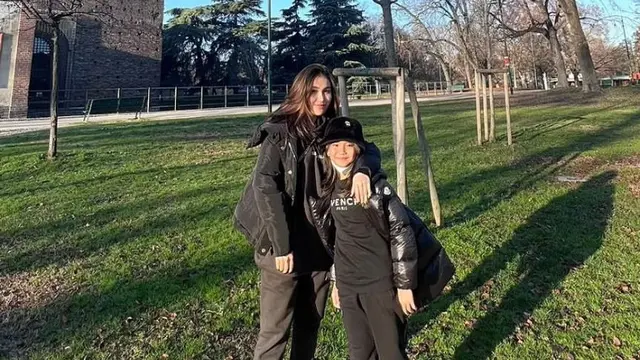 Ayu Ting Ting saat liburan ke luar negeri bersama putrinya. [@ayutingting92]