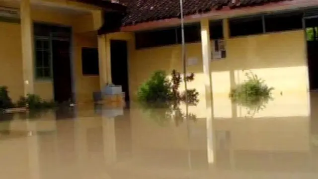 [VIDEO] Banjir, Siswa Kelas 6 Tetap Belajar di Kelas Tergenang