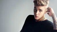 Justin Bieber pamerkan foto sedang bertelanjang dada di tengah jalan. 