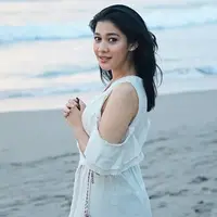 Saat sedang berlibur di pantai, Adik dari Nana Mirdad  memilih menggunakan dress out of shoulder.  Dengan dress dengan bahu terbuka, membuat penampilan dara cantik satu ini semakin anggun. (Liputan6.com/IG/@naymirdad)