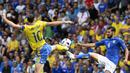 Pemain Italia, Antonio Candreva, berebut bola dengan striker Swedia, Zlatan Ibrahimovic, pada laga Grup E Piala Eropa 2016 di Stadium de Toulouse, Jumat (17/6/2016). (AFP/Jonathan Nackstrand)