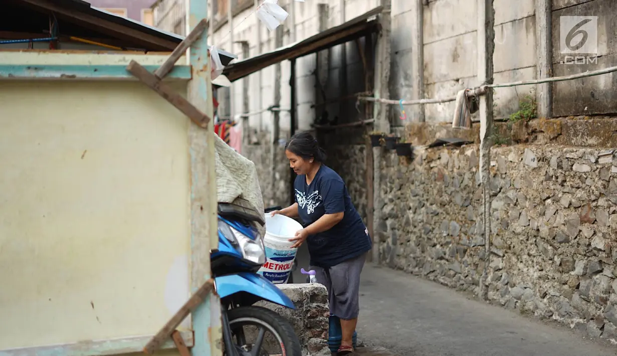 Warga beraktivitas di Kampung Kebon Melati, Jakarta Pusat, Selasa (24/9/2019). Kampung Kebon Melati berada di balik gedung-gedung tinggi kawasan elite Thamrin. (Liputan6.com/Immanuel Antonius)