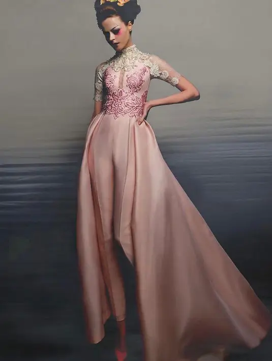 Karya Sebastian Gunawan Couture juga menarik untuk dijadikan inspirasi. Gaun berwarna pink ini memiliki detail brokat dan satin yang mewah. (Instagram/sebastiangunawanofficial).