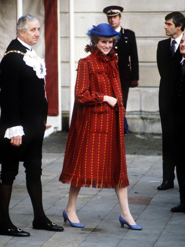 Putri Diana mengenakan jas Bellville Sassoon berwarna merah. (Sumber: Insider)