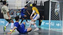 UIN Sunan Gunung Djati (Biru) Bandung menuai kemenangan di laga hari pertama Grup B Putra Campus League Futsal fase The Nationals saat berhadapan melawan Universitas Islam Indonesia (UII) Yogyakarta dengan skor telak 4-1 di FIKK UNJ GOR Universitas Negeri Jakarta, Rawamangun, Jakarta Timur, Rabu (3/12/2025). (Bola.com/Campus League)