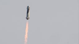 Roket New Shepard Blue Origin diluncurkan dari pelabuhan antariksa dekat Van Horn, Texas, Amerika Serikat, Selasa (20/7/2021). Kapsul yang membawa kru Blue Origin berakselerasi hingga lebih dari tiga kali kecepatan suara. (AP Photo/Tony Gutierrez)