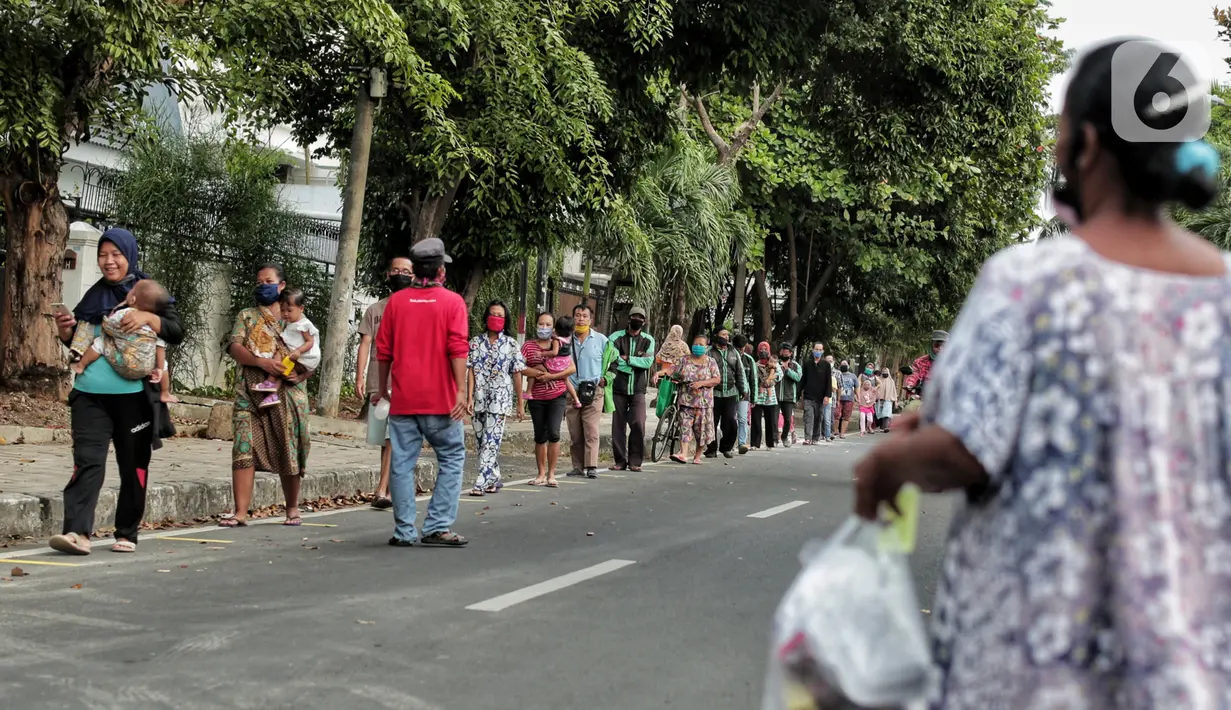 Warga menerapkan jaga jarak aman saat antre untuk mendapatkan takjil di Jalan Cempaka Putih Raya, Jakarta, Senin (11/5/2020). Setiap hari selama Ramadan, masyarakat sekitar membagikan 350 takjil kepada warga kurang mampu dan terdampak virus corona COVID-19. (Liputan6.com/Johan Tallo)