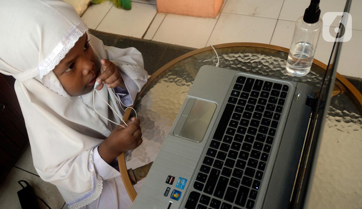 Fatma Azaidah, Kelas 2 SDIT As Salamah sedang mengikuti pembelajaran zoom atau online hari pertama masuk ajaran baru 2020/2021 di rumah di kawasan Pondok Benda, Pamulang, Tangerang Selatan, Banten, Senin (13/7/2020). (merdeka.com/Dwi Narwoko)