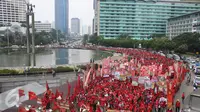 Buruh Konfederasi Kongres Aliansi Serikat Buruh Indonesia (Kasbi) menggelar aksi peringatan May Day di Bundaran HI, Jakarta, Senin (1/5). Massa buruh dari berbagai daerah itu akan menyuarakan tuntutan di depan Istana Presiden. (Liputan6.com/Angga Yuniar)