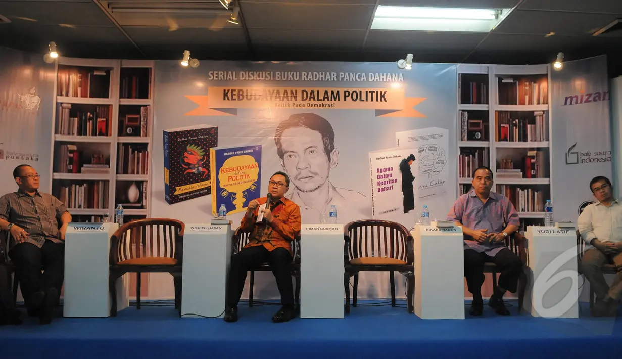Suasana bedah buku "Kebudayaan dalam Politik" di Taman Ismail Marzuki, Jakarta, Rabu (11/3/2015). Buku tersebut berisi pandangan serta kritik budawan Radhar Panca Dahana. (Liputan6.com/Herman Zakharia)
