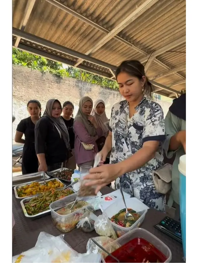 6 Potret Istri Young Lex Jual Makanan ala Warung Sunda, Ramai Diserbu Pembeli