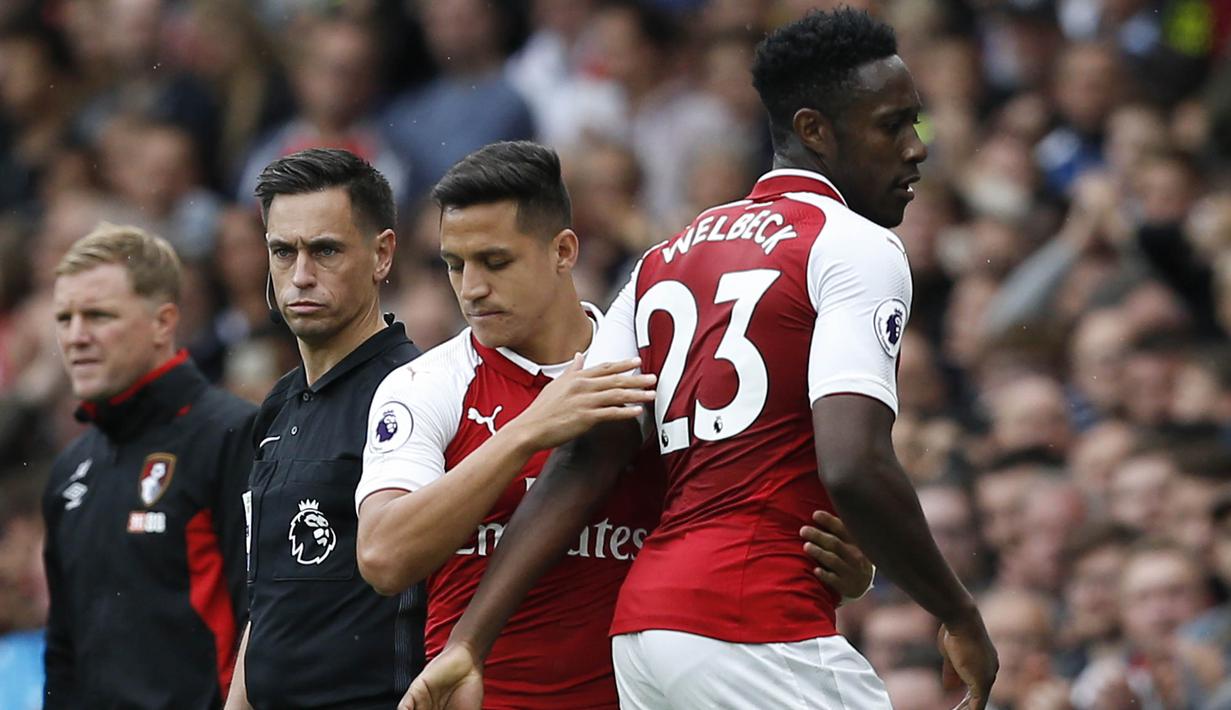 4. Masuk menggantikan Danny Welbeck, Alexis Sanchez mendapat ejekan dari suporter Arsenal. Hal tersebut terjadi karena kabar yang menyebutkan jika mantan penyerang Barcelona itu ingin hijarh ke Manchester City. (AFP/Ian Kington)