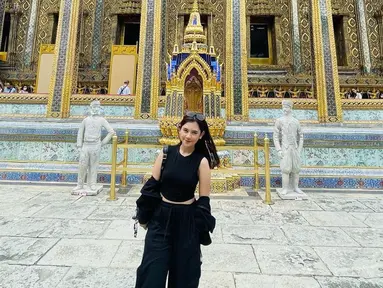 Ziva Magnolya menikmati waktu liburannya di Thailand dengan mengunjungi Grand Palace yang berada di Bangkok. Perempuan 22 tahun itu tampil dengan mengenakan setelan serba hitam. Tak lupa, Ziva mengabadikan potretnya di tempat wisata yang memiliki arsitektur megah dan berlapis emas tersebut. (Liputan6.com/IG/@zivamagnolya)