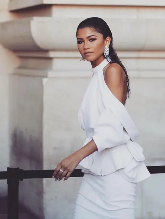 “Tunggu, aku paling suka saat diberitakan kita liburan bersama. Selama beberapa tahun ini aku tak pernah liburan,” tulis Zendaya. “Apakah termasuk press tour?” balas Tom. (Instagram/zendaya)