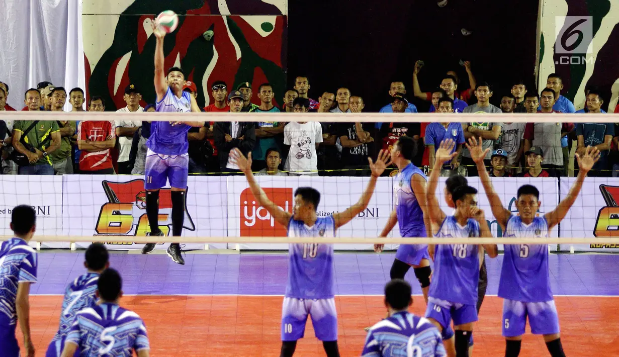 Tim Voli TNI AL saat bertanding melawan tim PBVAD pada final turnamen Danjen Kopassus Open Volleyball Tournament di GOR Nanggala, Jakarta. Minggu (08/4). Tim TNI AL memenangkan set keempat 25-19 atas tim PBVAD.  (Liputan6.com/Johan Tallo)