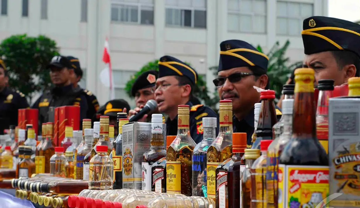 Kanwil Bea Cukai Jakarta memberikan keterangan saat akan memusnahkan puluahn ribu botol minuman keras, Jakarta, Kamis (18/12/2014). (Liputan6.com/Johan Tallo)