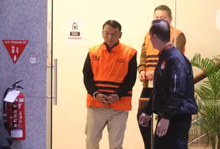 Mereka terjaring dalam Operasi Tangkap Tangan (OTT) KPK yang digelar pada Kamis 5 Februari 2026 malam. Tampak dalam foto, Ketua Pengadilan Negeri Depok, I Wayan Eka Mariarta saat menuju mobil tahanan di Gedung Merah Putih Komisi Pemberantasan Korupsi (KPK), Jakarta, Sabtu (7/2/2026). (Liputan6.com/Helmi Fithriansyah)