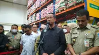 Penjabat (Pj) Gubernur DKI Jakarta Heru Budi Hartono melakukan kunjungan ke Pasar Induk Kramat Jati, Jakarta Timur, Selasa (6/12/2022). (Liputan6.com/Winda Nelfira)