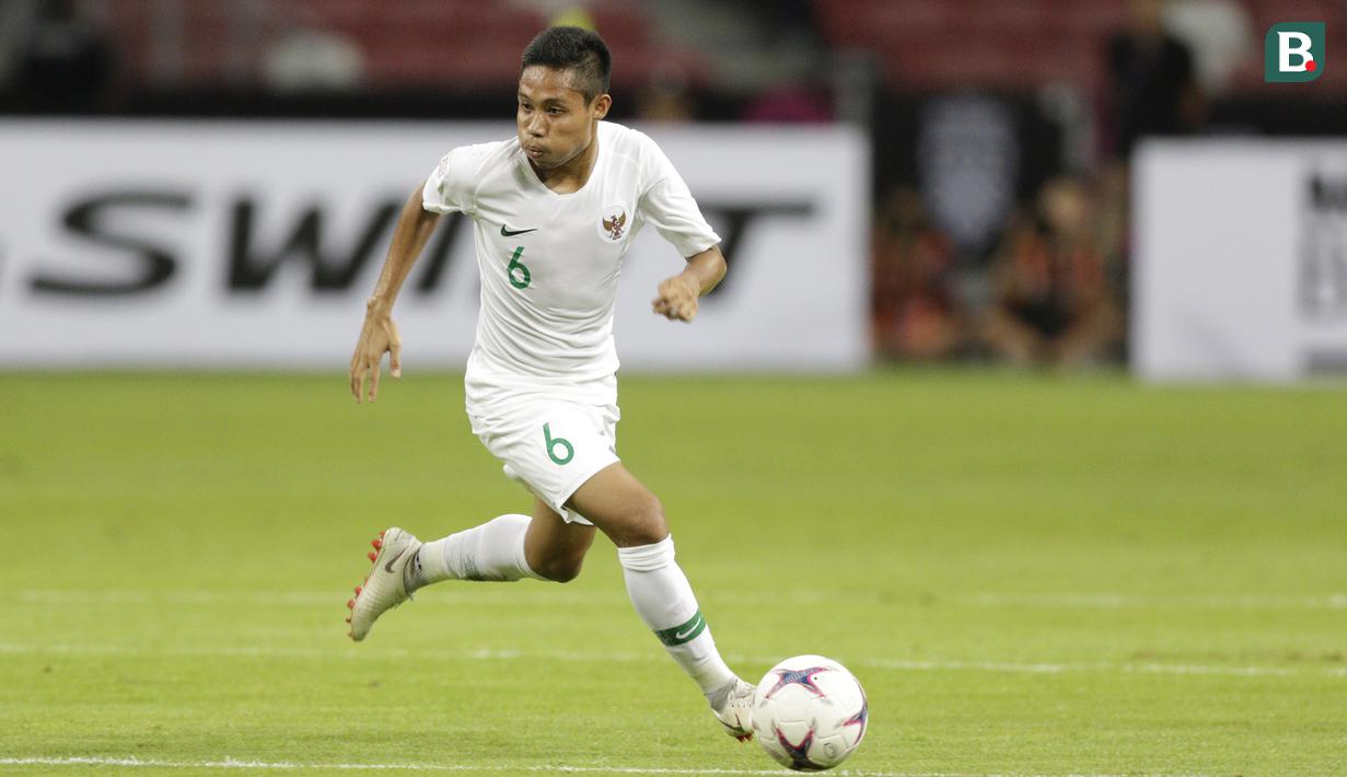 Gelandang Timnas Indonesia, Evan Dimas, menggiring bola saat melawan Singapura pada laga Piala AFF 2018 di Stadion Nasional, Singapura, Jumat (9/11). Singapura menang 1-0 atas Indonesia. (Bola.com/M. Iqbal Ichsan)