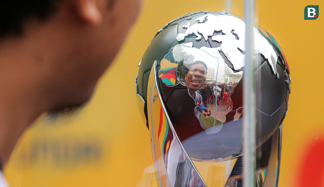 Trofi Piala Dunia U-17 2023 dipamerkan kepada masyarakat yang hadir dalam Hari Bebas Kendaraan Bermotor di kawasan Bundaran HI, Minggu (15/10/2023). (Bola.com/Bagaskara Lazuardi)