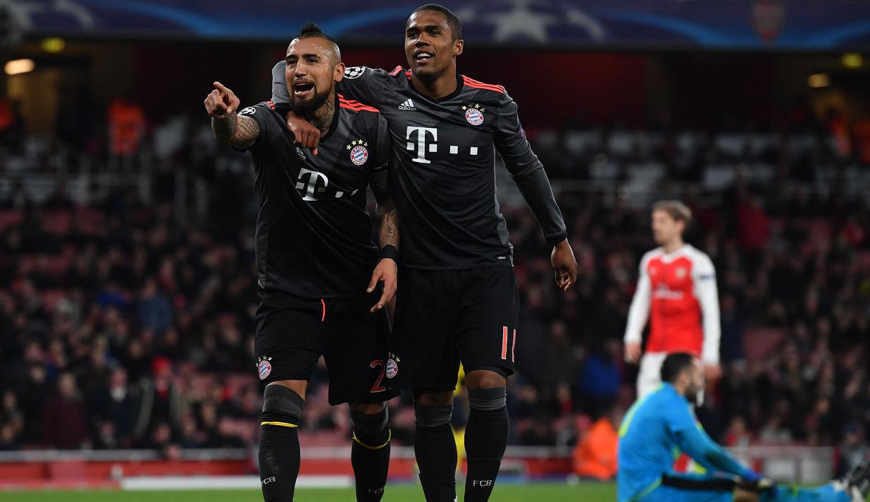 Pemain Bayern Munchen merayakan kemenangan atas Arsenal pada leg kedua babak 16 besar Liga Champions di Stadion Emirates, London, (7/3/2017). Bayern Munchen menang agregat 10-2 atas Arsenal. (AFP/Ben Stansall)