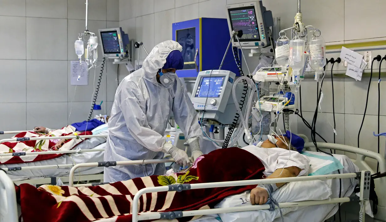 Petugas medis merawat seorang pasien yang terinfeksi virus corona atau COVID-19 di sebuah rumah sakit di Teheran, Iran, Minggu (1/3/2020). Kasus virus corona di Iran mengalami lonjakan tajam dalam beberapa hari. (Ali Shirband/Mizan News Agency via AP)