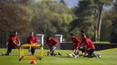 Pemain Timnas Wales saat mengikuti latihan jelang laga UEFA Nations League di Hensol, South Wales, Senin (31/8/2020). Wales akan berhadapan dengan Finlandia. (AFP/Geoff Caddick)