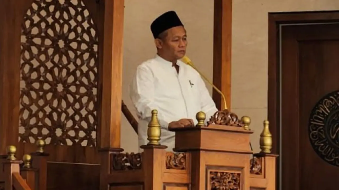 Sekretaris Jenderal Partai Golkar Muhammad Sarmuji menjadi khatib dalam pelaksanaan salat Idul Adha di di Masjid Ainul Hikmah, kompleks DPP Partai Golkar, Jumat (6/6/2025). (Foto: Fraksi Partai Golkar DPR RI)