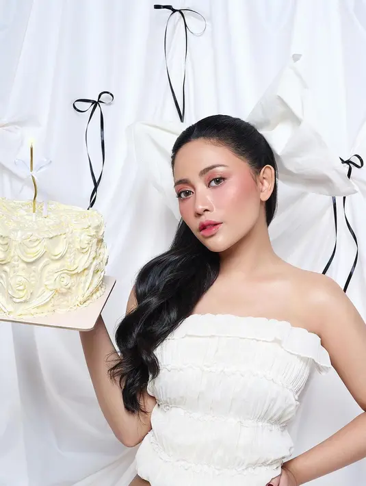 Momen pertambahan usia Rachel Vennya yang ke-29 ini juga diabadikan dalam sebuah pemotretan penuh makna. [@rachelvennya].