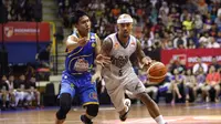 Bintang CLS Knights Surabaya, Mario Wuysang, tampil impresif saat menghadapi Satria Muda Pertamina Jakarta dalam lanjutan Seri V IBL 2016 di GOR C-Tra Arena, Bandung, Jawa Barat, Minggu (10/4/2016). (Bola.com/IBL Indonesia)