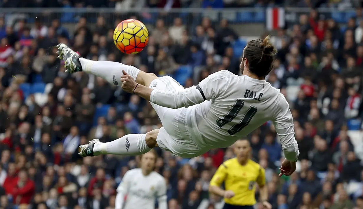 Penyerang Real Madrid, Gareth Bale berusaha menendang bola kegawang Rayo Vallecano pada lanjutan liga Spanyol di Santiago Bernabeu (20/12). Real Madrid menang telak atas Rayo Vallecano dengan skor 10-2. (REUTERS/Sergio Perez)