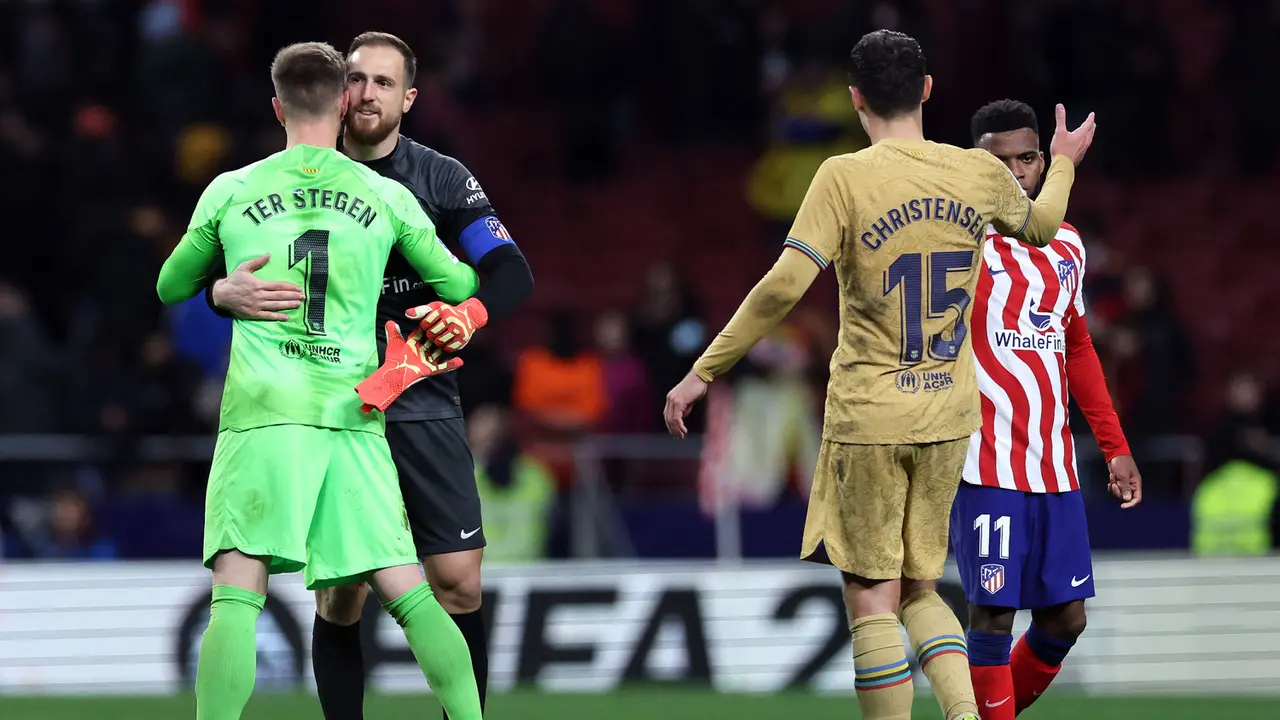 Foto: Adu Gulat Ferran Torres dan Stefan Savic pada Laga Sengit Atletico Madrid Vs Barcelona di Liga Spanyol